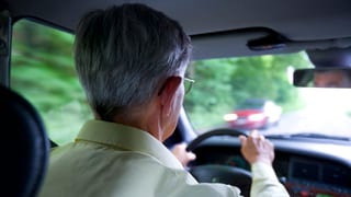 ina dunna veglia davos il guvernagl da ses auto