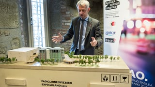 L’ambassadur Nicolas Bideau preschenta il pavigliun svizzer a l’Expo 2015.