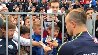 Shaqiri che dat autograms a fans