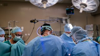 Purtret da medis en sala d'operaziun. 