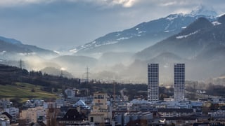 Vista sin il vest da la citad da Cuira, a dretg dus turs d'abitar