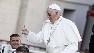 Papa Francestg cun il polesch ad aut.