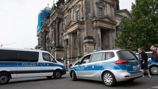 autos da polizia avant il dom da Berlin