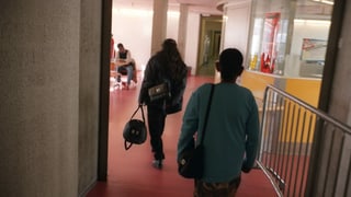 Percunas che entran in edifizi.