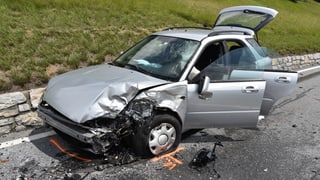 Ils passaschiers èn l'auto che mava ensi èn vegnids blessads.