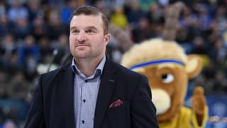 Marc Gianola en il stadion a Tavau, davostiers la mascotta Hitschs
