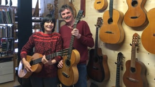 Cecilia e Werner Schär en lur lavuratori da construir ghitarras.
