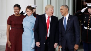 Il president partent Barack Obama beneventa il nov, Donald Trump en la chas'alva a Washington. Lur dunnas èn sanester dasper els