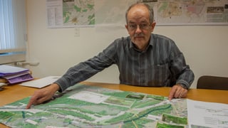 Ervin Maissen declera la situaziun da la loipa sper Disla. Ervin Maissen declera la situaziun da la loipa sper Disla.