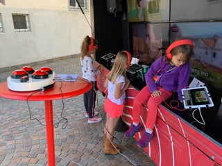 uffants stan a la Microlotta e guardan filmins da la Famiglia Babulin