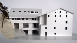 In model da la chasa Mesaglina a Trin cun il nov center da guaud da muntogna.