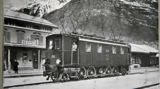 La staziun a Bever cun ina locomotiva igl onn 1913