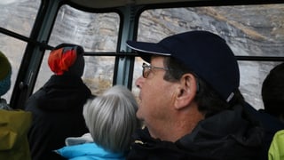 Hans Sutter, il president da la Pro Cassons, sin ses davos viadi cun la pendiculara da Cassons. Hans Sutter, il president da la Pro Cassons, sin ses davos viadi cun la pendiculara da Cassons.
