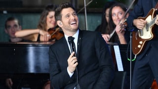 Purtret da Michael Bublè sin tribuna. 