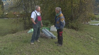 Il cultivatur da plantas Ruedi Glauser ed il pur Toni Columberg Il cultivatur da plantas Ruedi Glauser ed il pur Toni Columberg
