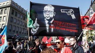 Transparent dispitaivel durant ina demo a Berna.