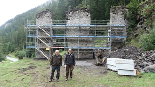 L'expert da minieras Hans Stäbler ed Iris Castelberg dal servetsch tecnic da la vischnanca Bravuogn Filisur.