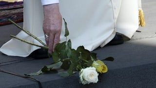 Il papa metta giu per terra ina rosa alva. 