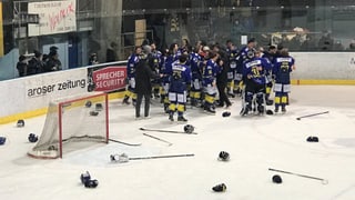 Ils giugaders dal EHC Arosa festiveschan lur victoria 