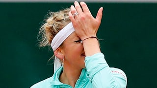 Timea Bacsinszky che tegn il maun avant la fatscha.
