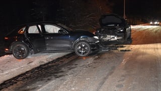 Il lieu da l'accident en la notg, ils autos donnegiads.