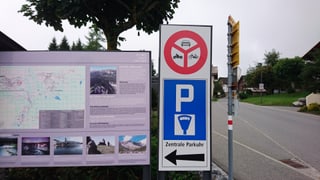 Per ils automobilists stat a disposiziun in parcadi gist a l'entschatta dal vitg. Per ils automobilists stat a disposiziun in parcadi gist a l'entschatta dal vitg.