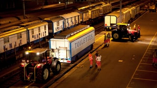 Cun tractors vegnan las rulottas ed autra rauba chargada sin ils chars da viafier. Cun tractors vegnan las rulottas ed autra rauba chargada sin ils chars da viafier.