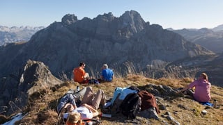 Viandants fan ina pausa sin il Fronalpstock sur Mollis.