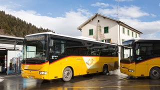 Autos da posta a la staziun da Glion.