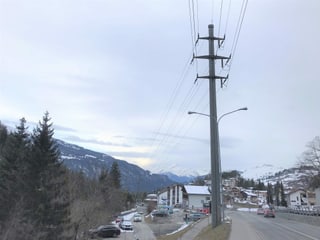La via principala a Laax cun las lingias da tensiun auta.
