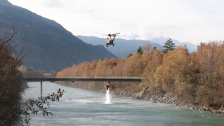 Purtret dal Super-Puma che va per aua en il Rain. 
