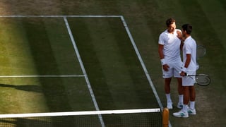 Purtret da Djokovic e Berdych che discurran in cun l'auter. 