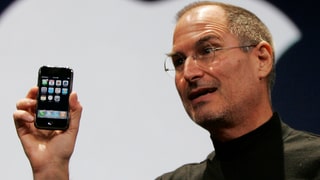 Steve Jobs cun l'emprim iPhone.
