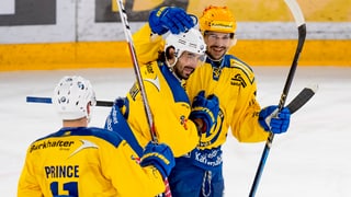 Giugaders da hockey celebreschan in gol