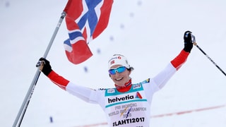 Marit Björgen giubilescha cun la bandiera.