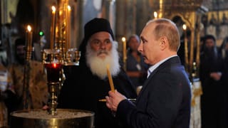 Putin tegan ina chandaila davant in altar. 