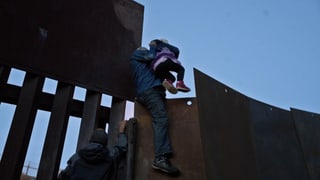 In migrant dal Honduras gida ad ina matta da surpassar a Tijuana il cunfin en ils Stadis Unids.