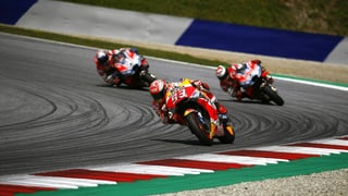 Purtret da Marc Marquez davant e Jorge Lorenzo davant, durant la cursa. 