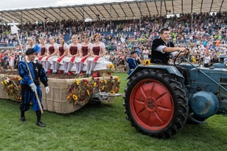 Las damas d’onur èn vegnidas en l’arena sin il tractor. 
