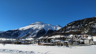 Vista sin Samedan l'enviern - ins vesa la vischnanca e davos il Piz Padella. Il tschiel è blau. Vista sin Samedan l'enviern - ins vesa la vischnanca e davos il Piz Padella. Il tschiel è blau.
