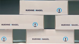 stgatlas emplunadas cun il logo da la firma Kühne+Nagel