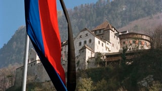 chastè dal regent a Vaduz cun bandiera sgulatschanta
