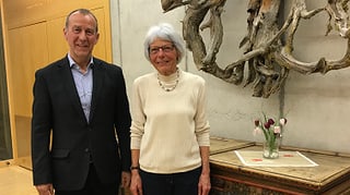 Roland Weber e la presidenta da la suprastanza Ursina Mengiardi.