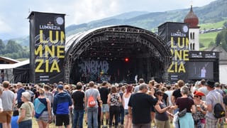 Nemo: Adina dapli glieud sa rimna anvant la tribuna.