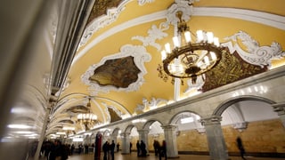 La staziun Komsomolskaja vala sco la pli bella staziun da la metro da Moskau. 