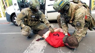 Forzas da segirezza arresteschan l'attentader supponì a Kiew, Ucraina.