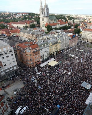 Ina vista sin la plazza principala da la chapitala croata Zagreb cun millis demonstrants.