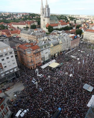 Ina vista sin la plazza principala da la chapitala croata Zagreb cun millis demonstrants. Ina vista sin la plazza principala da la chapitala croata Zagreb cun millis demonstrants.