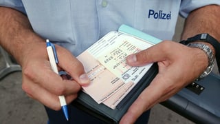 dus mauns d'in policist empleneschan or in cedel da multa