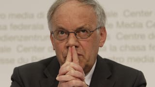 Il cusseglier federal Johann Schneider-Ammann en posa pensiva Il cusseglier federal Johann Schneider-Ammann en posa pensiva